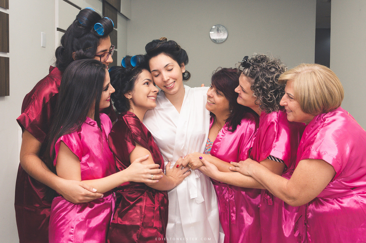 noiva com suas madrinhas se abraçando em casamento