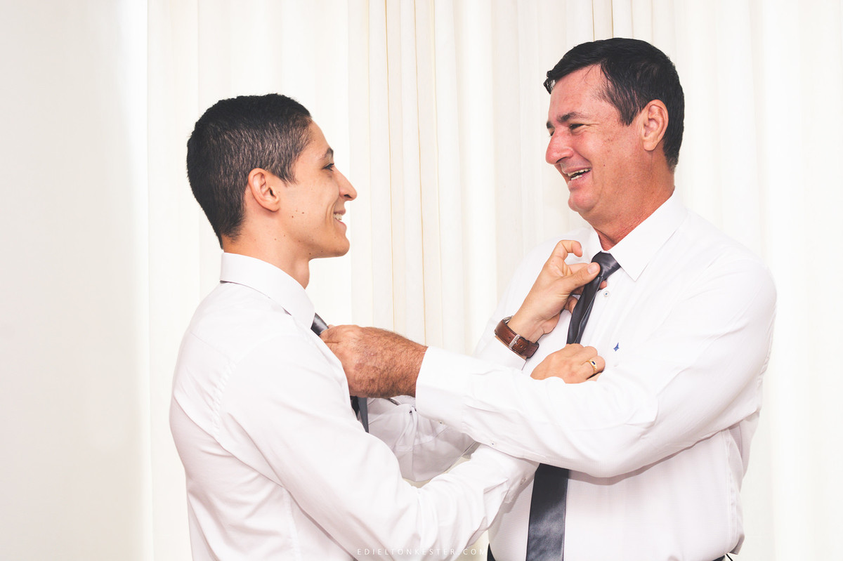 noivo e seu pai se arrumando para o casamento