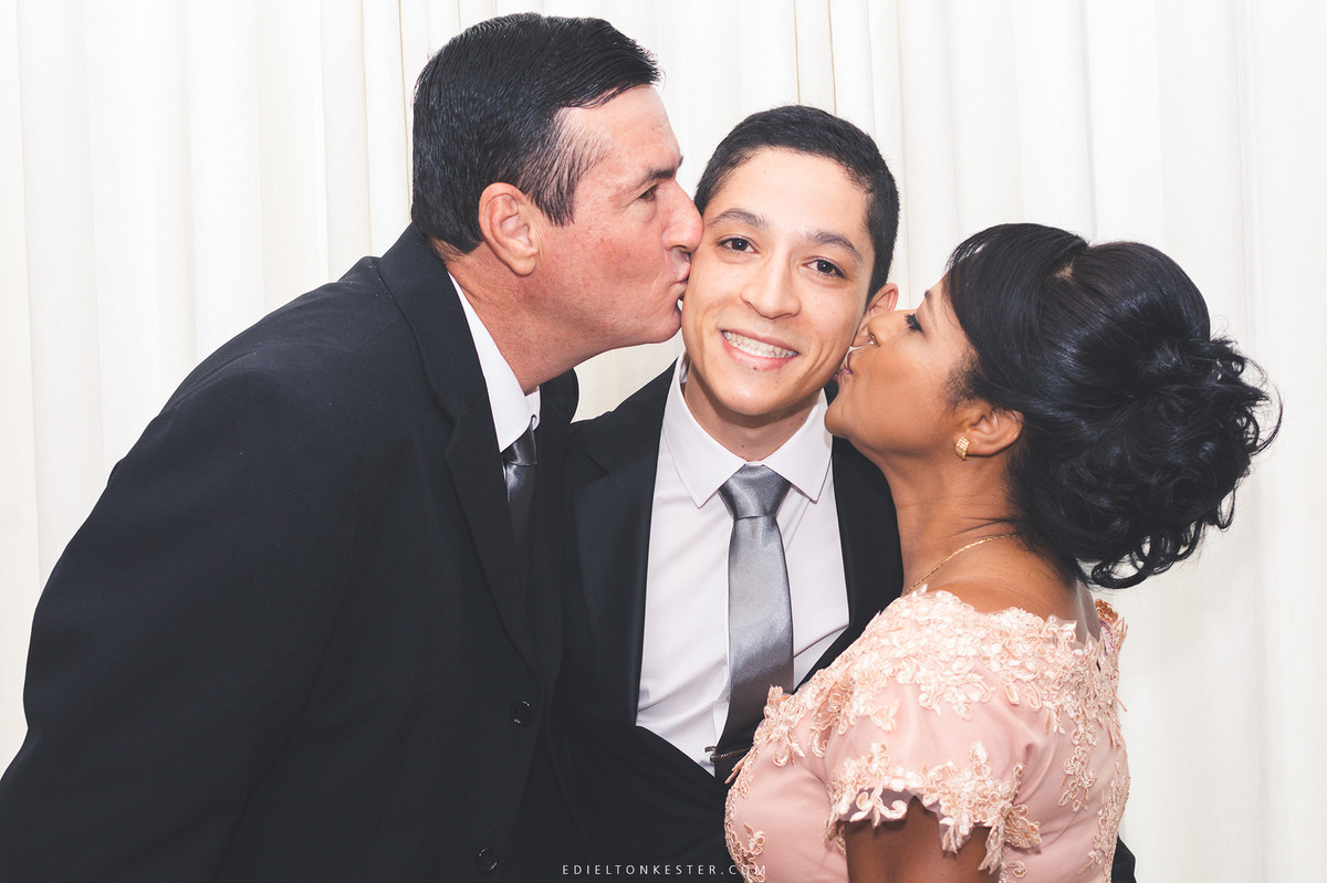 mae e pai do noivo dando um beijo no rosto