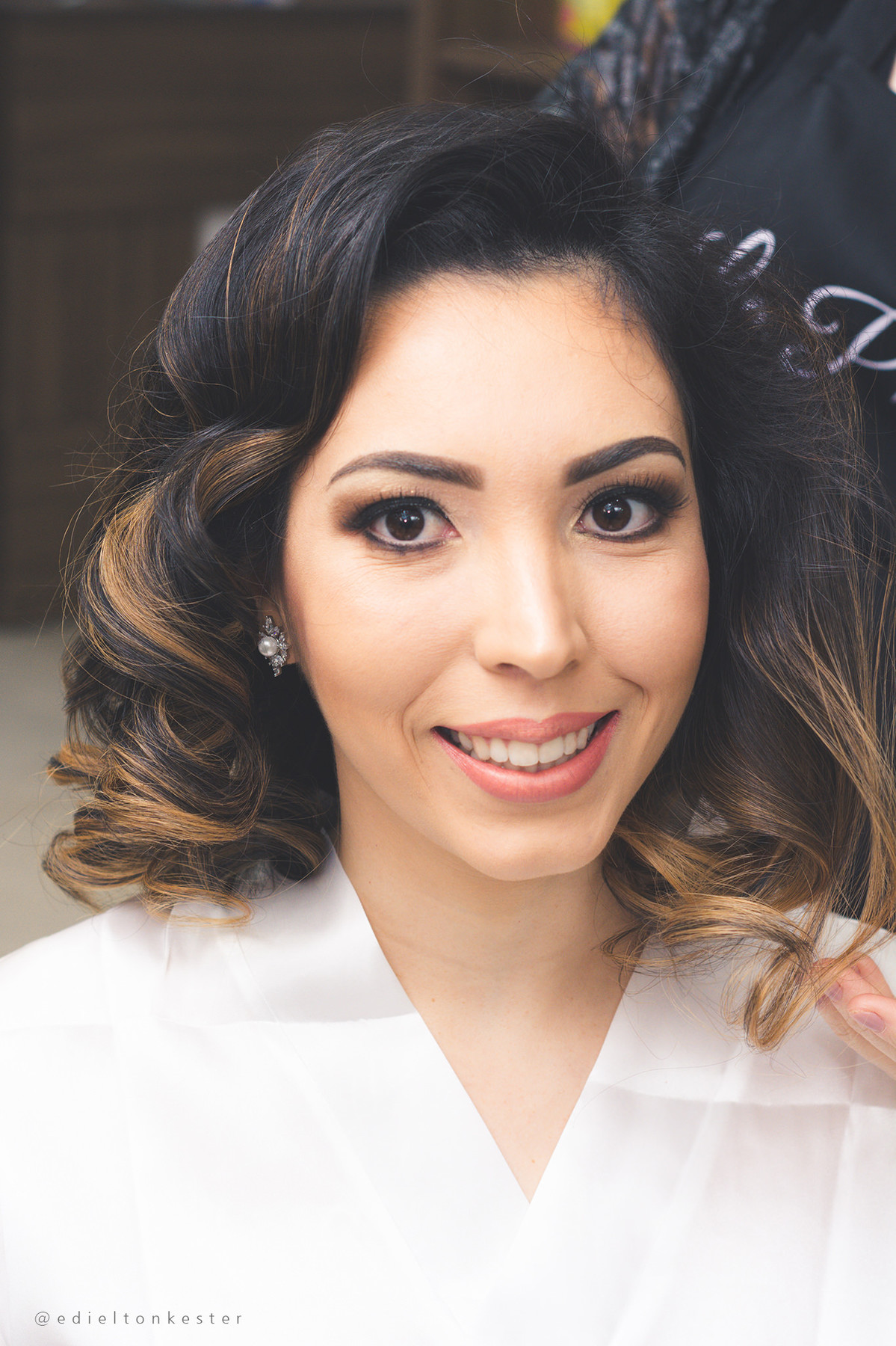 noiva fazendo penteado para seu casamento