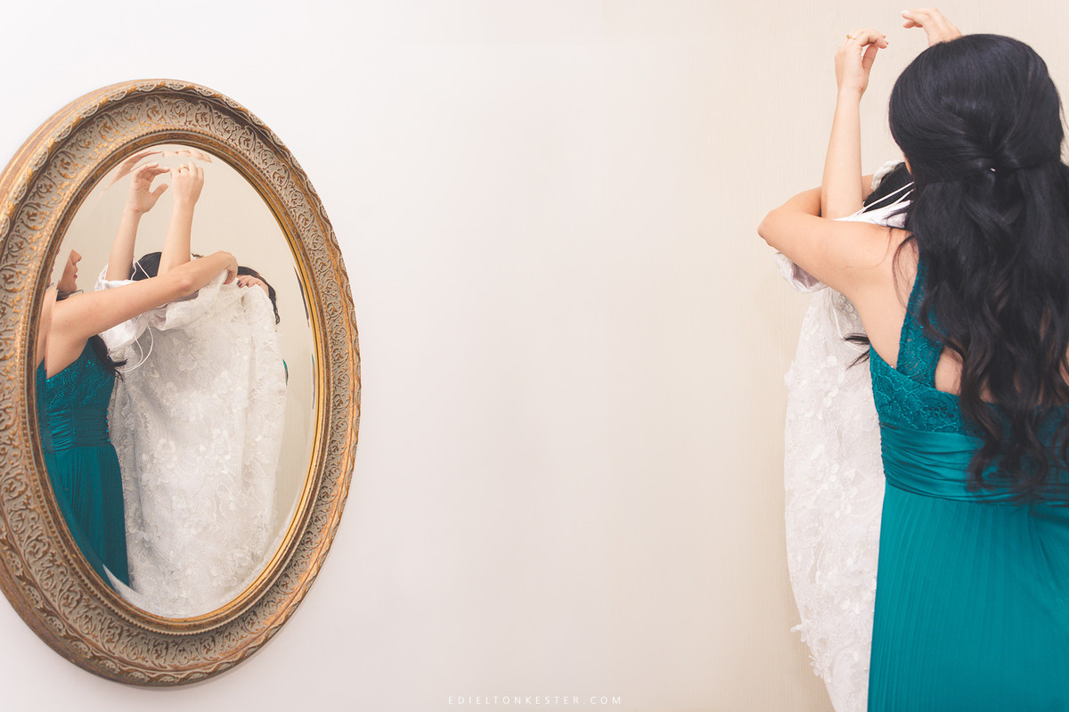 noiva e sua mae e irma se arrumando para o casamento