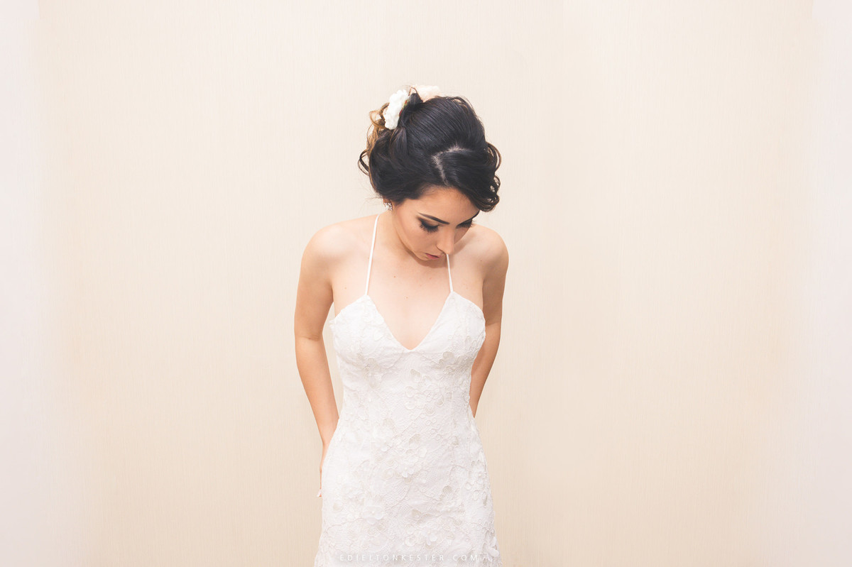 noiva segurando o vestido