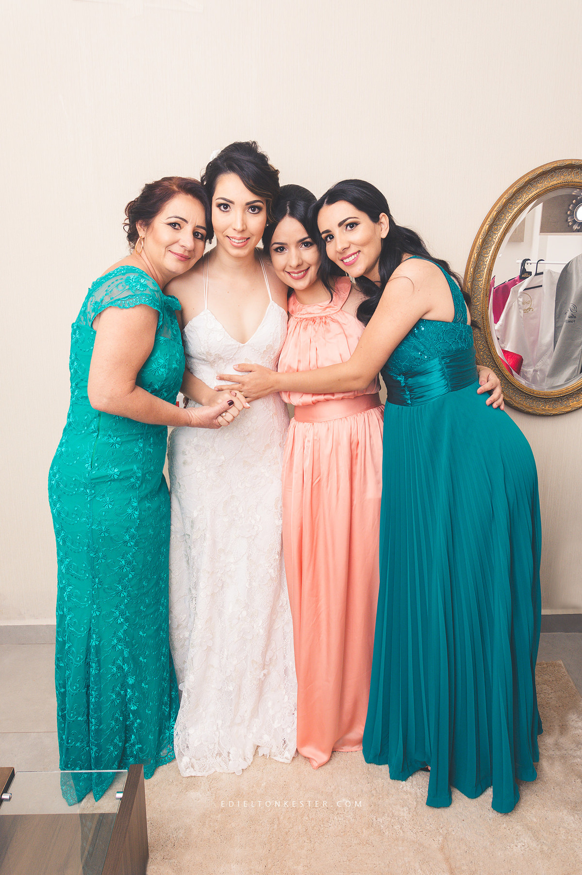 noiva abraçando sua mae e irmas em momento carinhoso