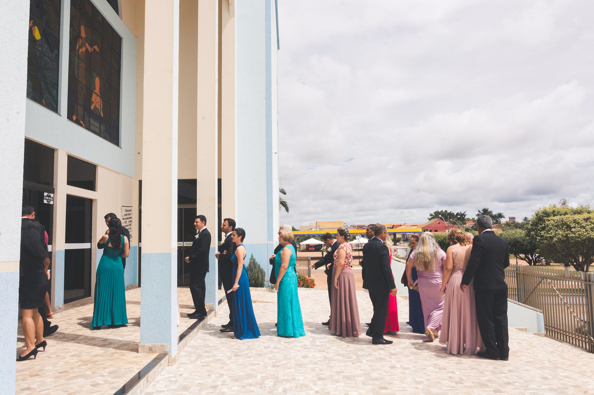 padrinhos prontos para entrar na igreja