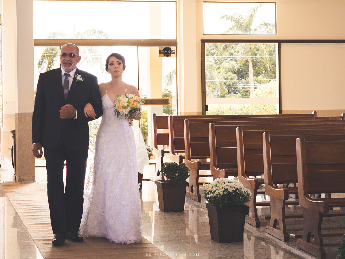 noiva entrando na igreja com seu pai