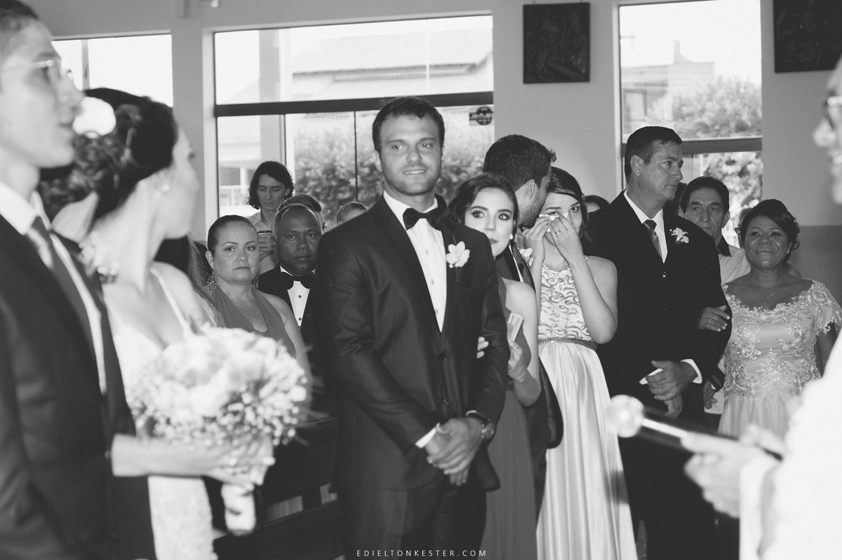 convidados se emocionam na cerimonia do casamento