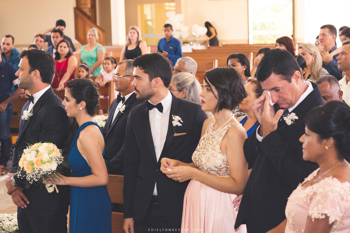 pai do noivo se emociona e chora na cerimonia do casamento