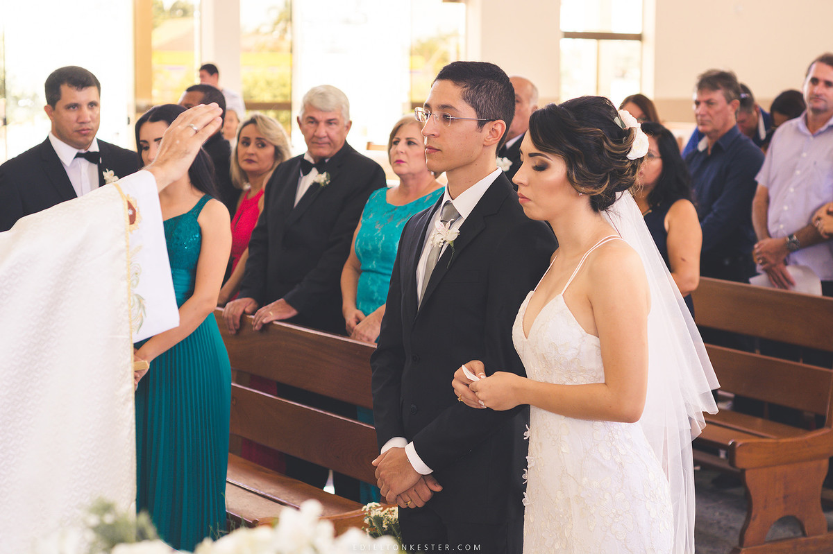 frei dando a bençao em momento da cerimonia de casamento