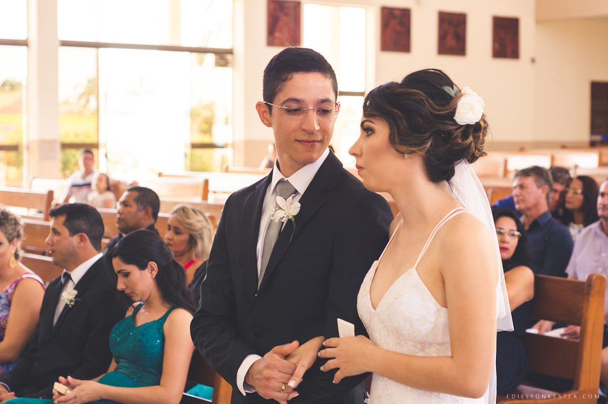 noivo olhando de forma carinhosa para sua amada noiva na cerimonia do casamento