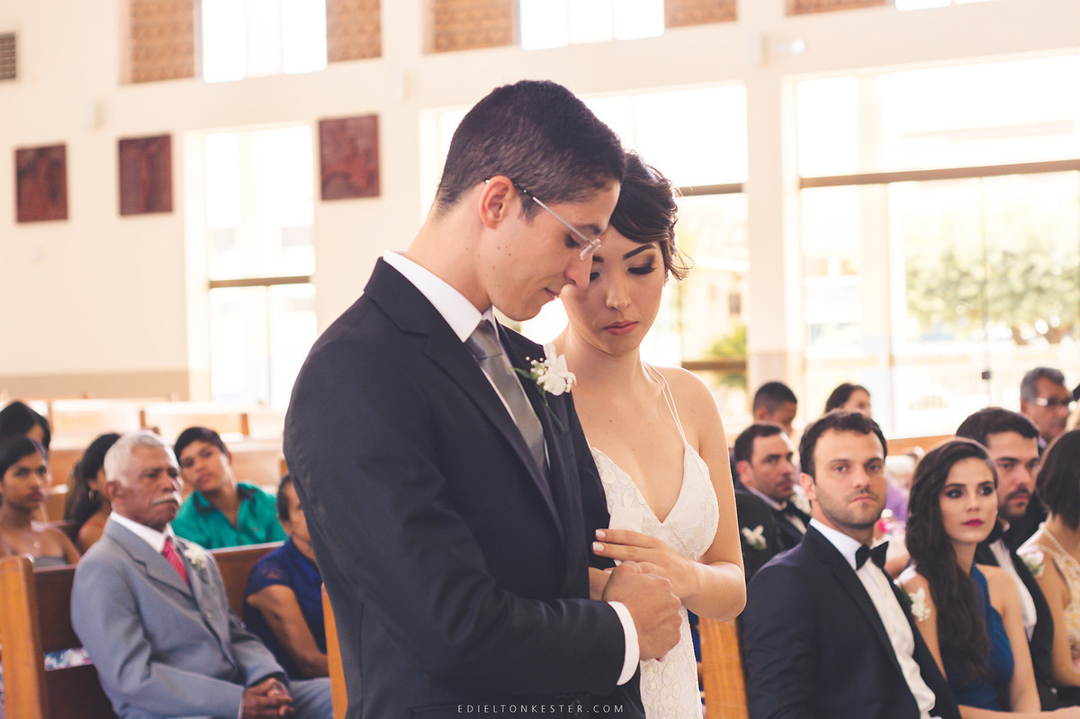 noivos se olhando em cerimonia de casamento