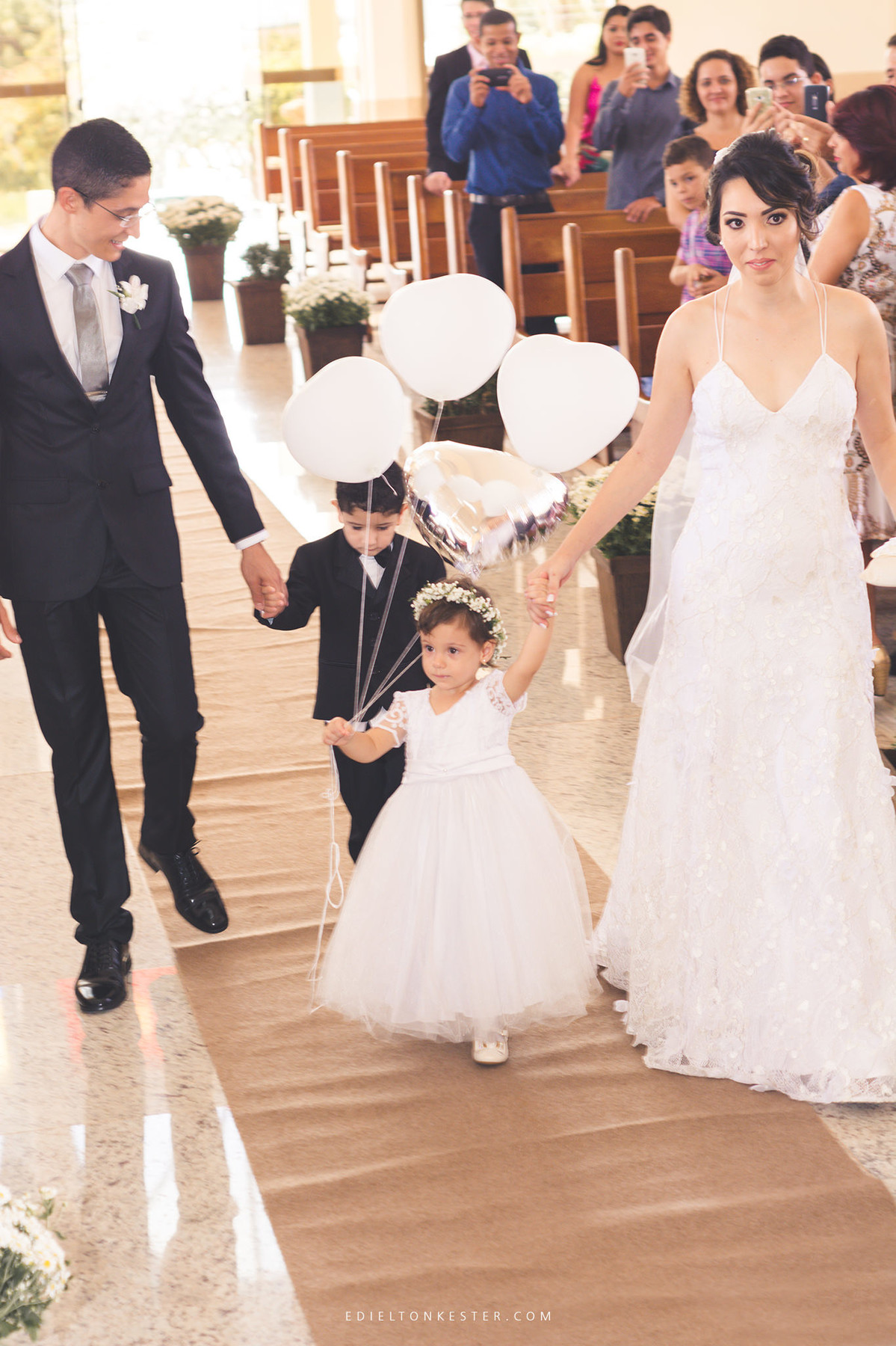 pajens entrando na igreja com baloes