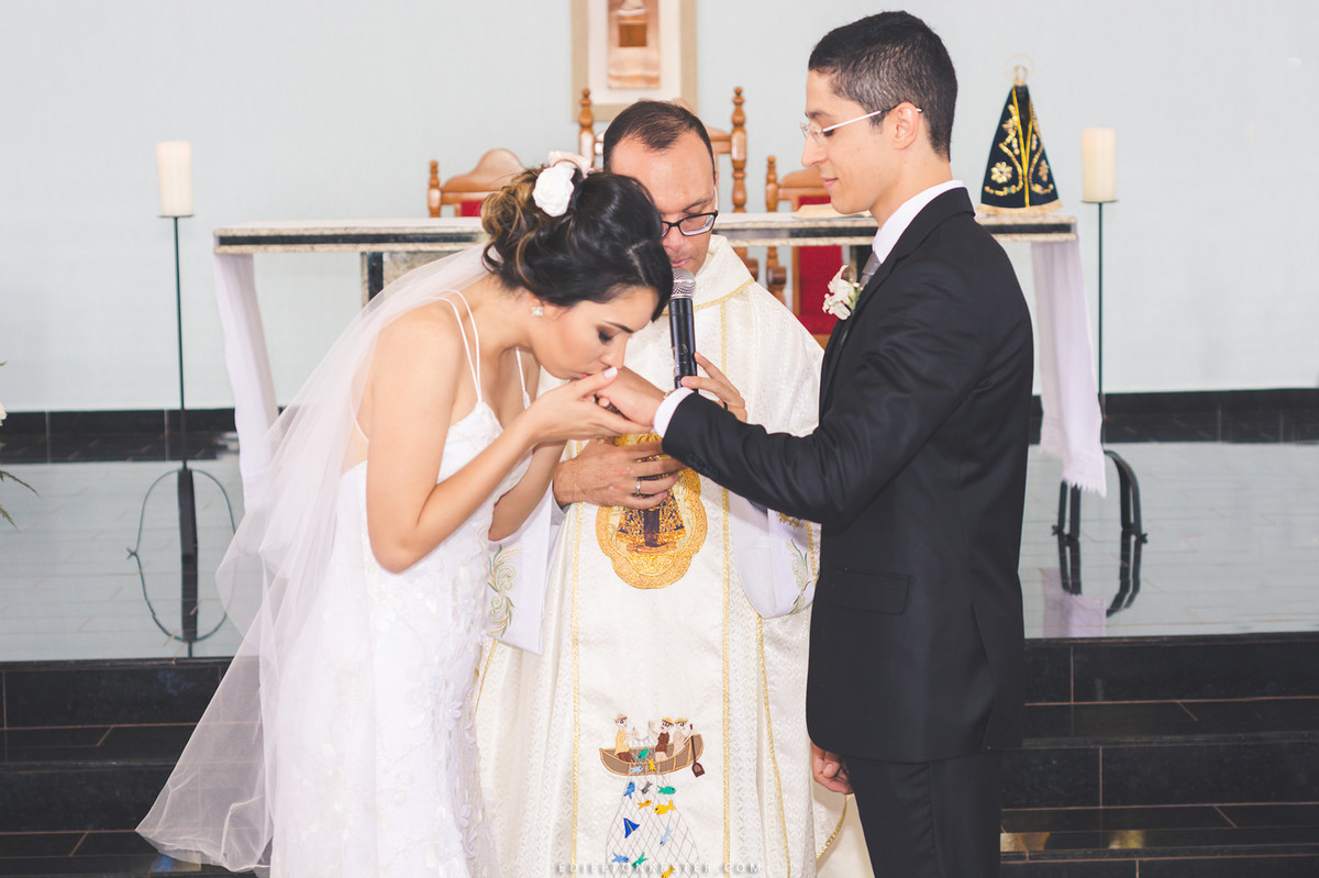 noiva beijando a aliança do noivo