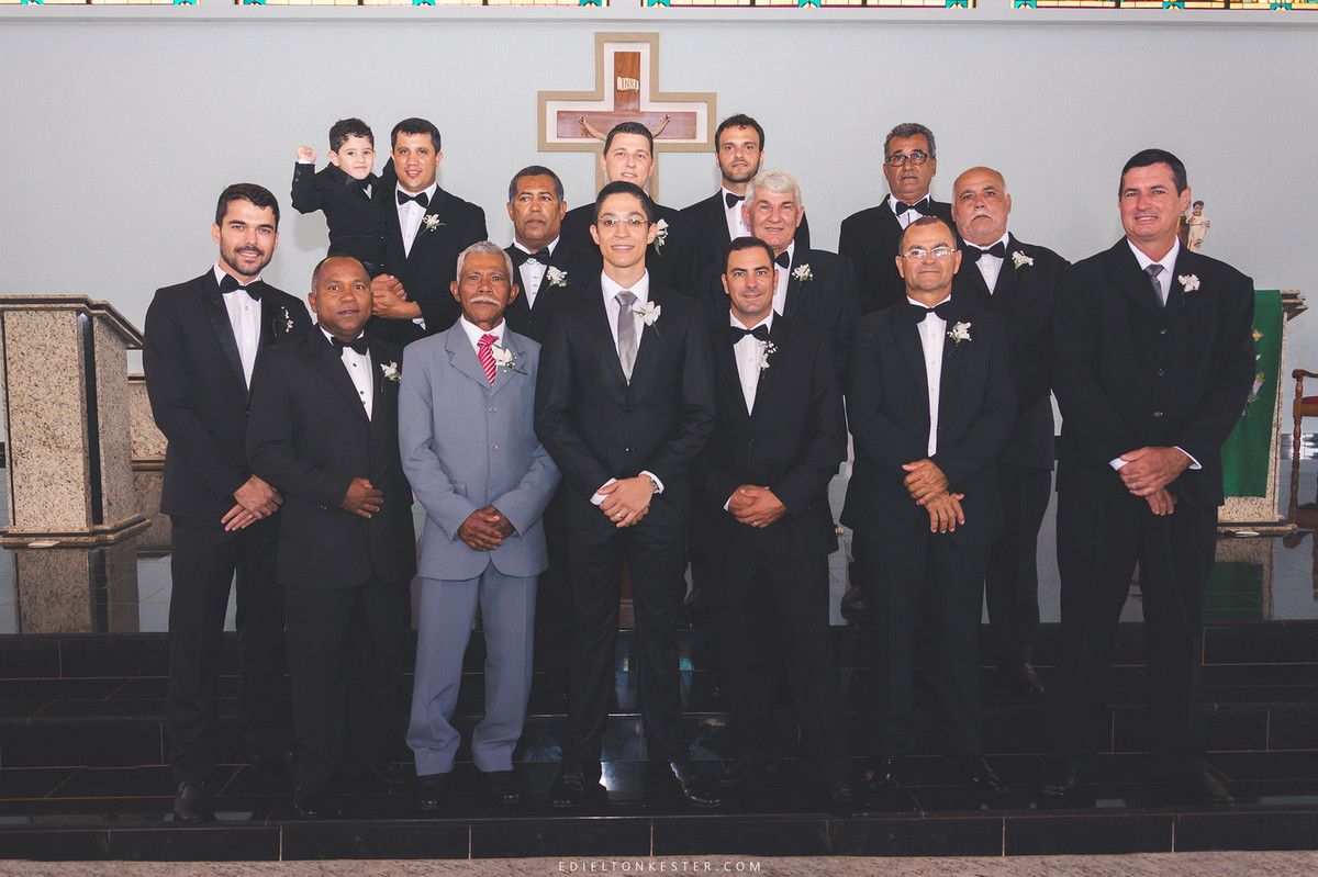 noivo e seu padrinhos posando para foto