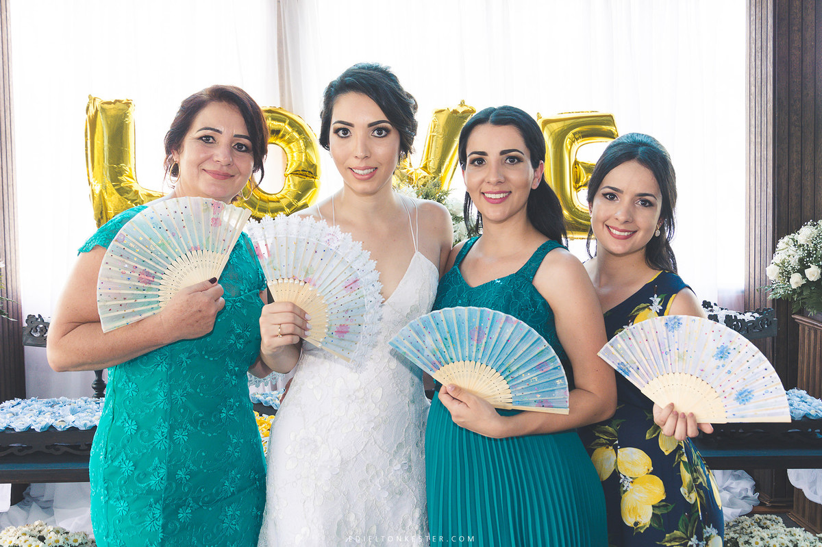 noiva com sua mae e irmas com vestidos lindos