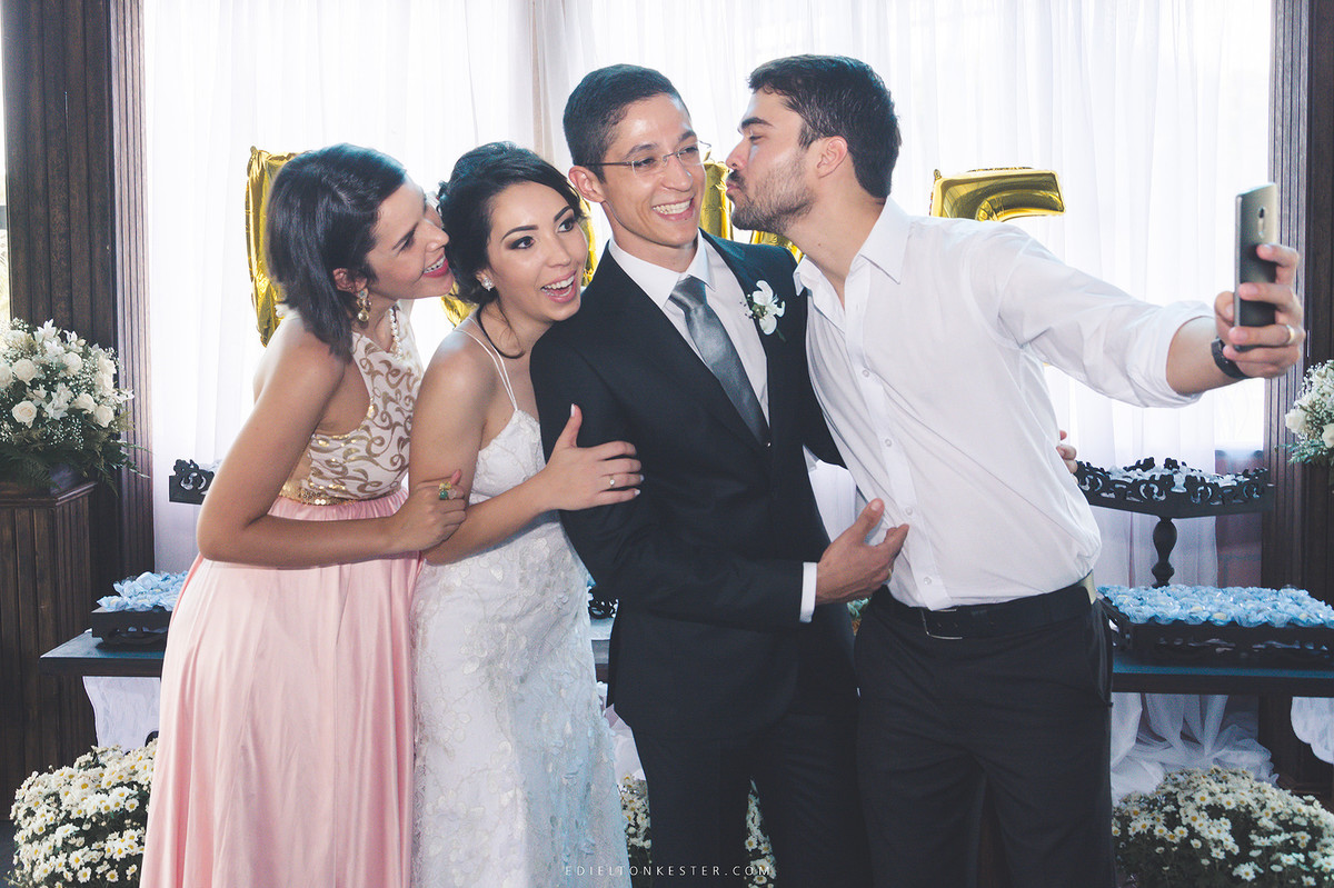 noivo e padrinhos em pose descontraida