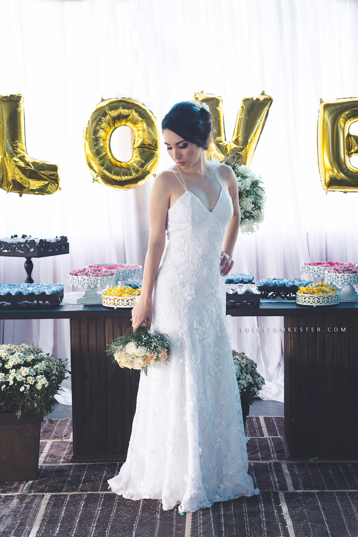 noiva segurando seu buque com vestido lindo para casamento durante o dia