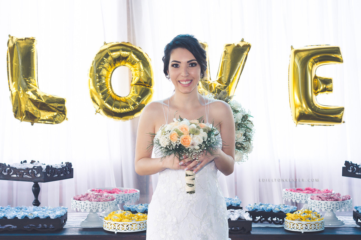 noiva segurando seu buque com vestido lindo para casamento durante o dia