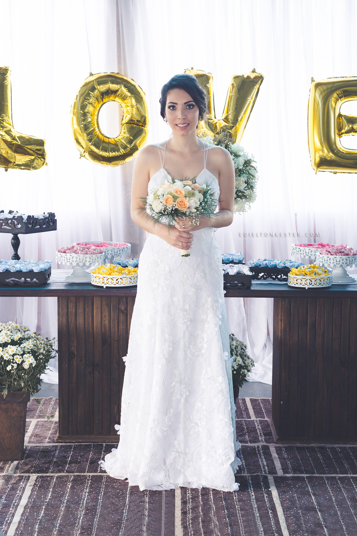 noiva segurando seu buque com vestido lindo para casamento durante o dia