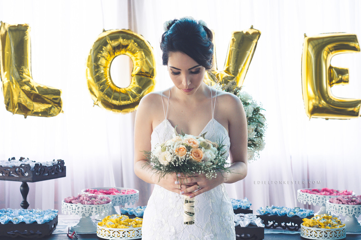 noiva segurando seu buque com vestido lindo para casamento durante o dia