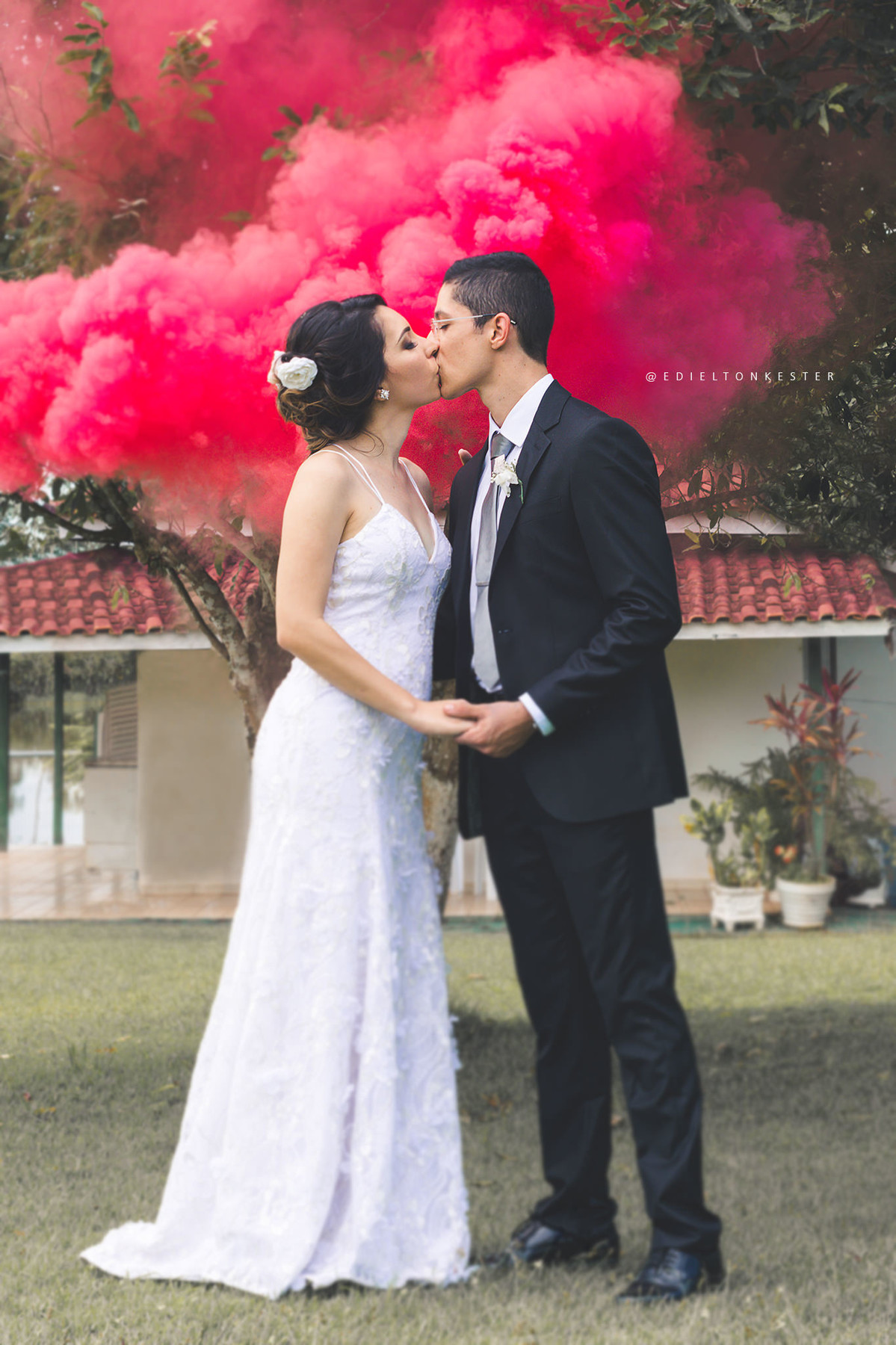 noivos se beijando com fotos criativas