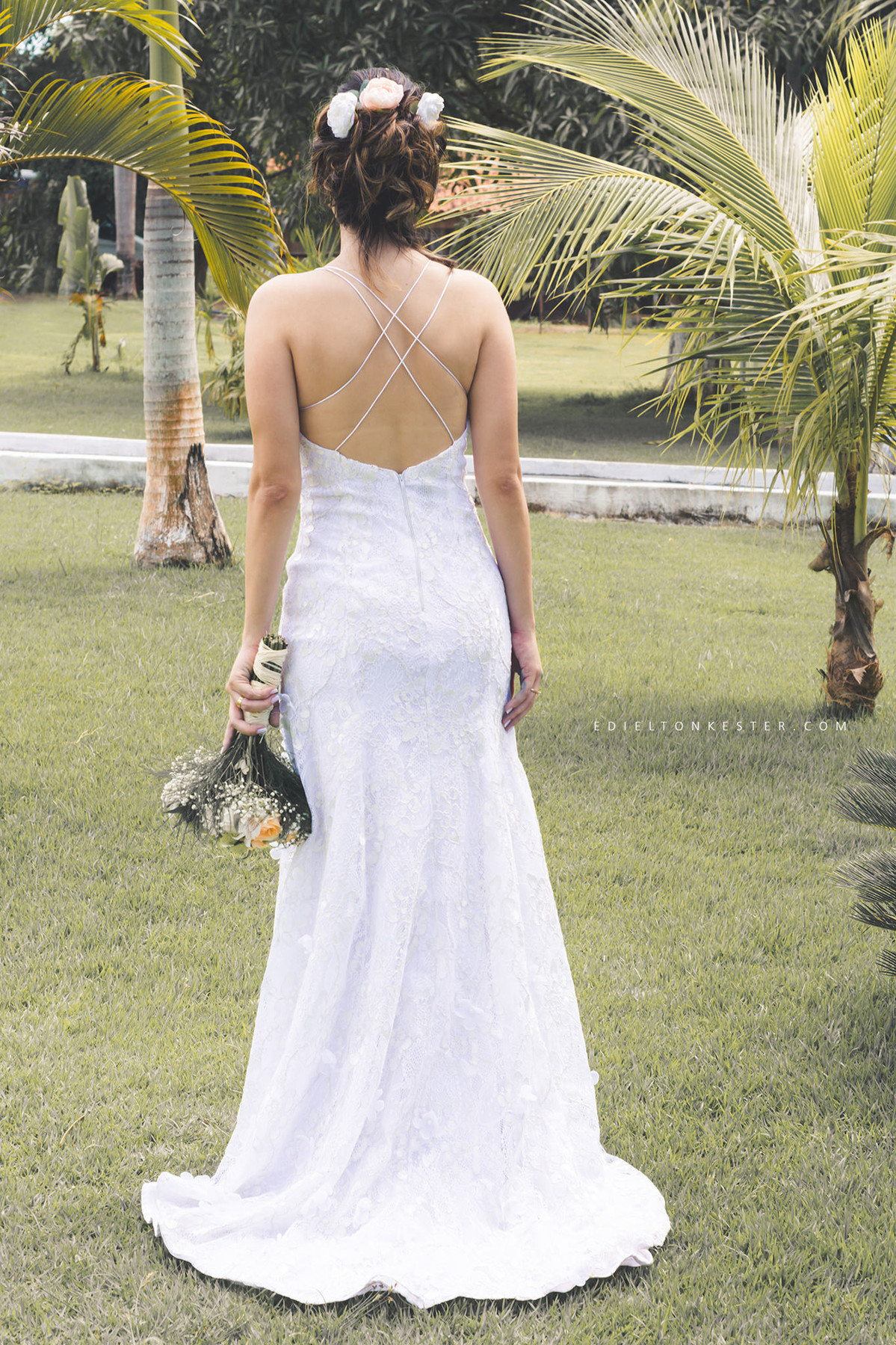 noiva segurando seu buque com vestido lindo para casamento durante o dia