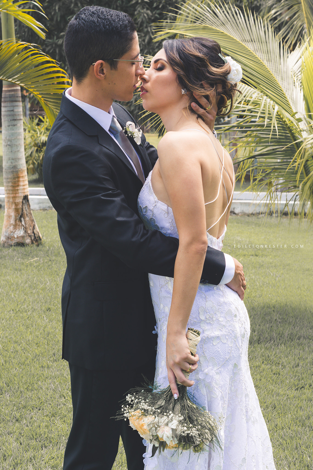 noivos quase se beijando em momento juntos