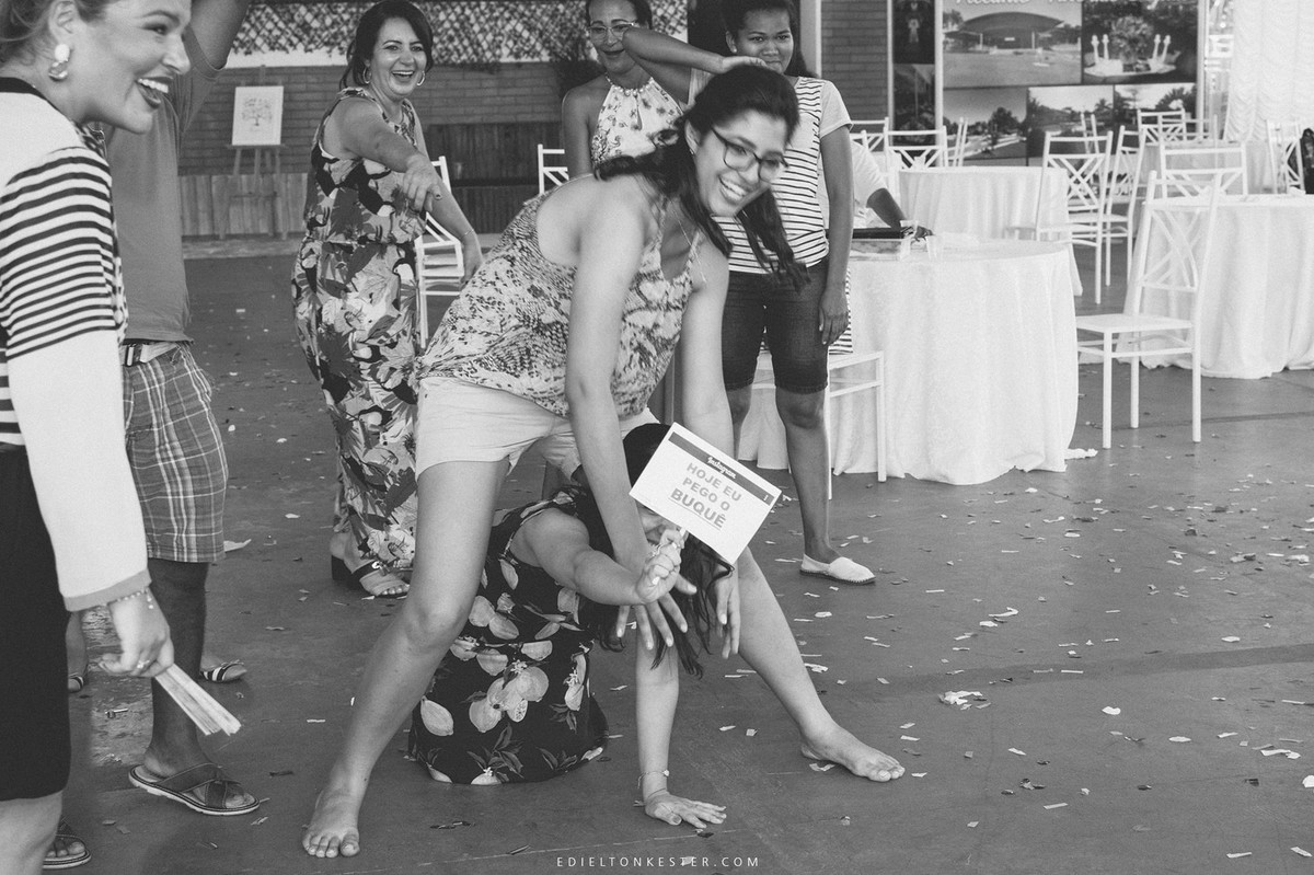 amigas da noiva tentando pegar o buque