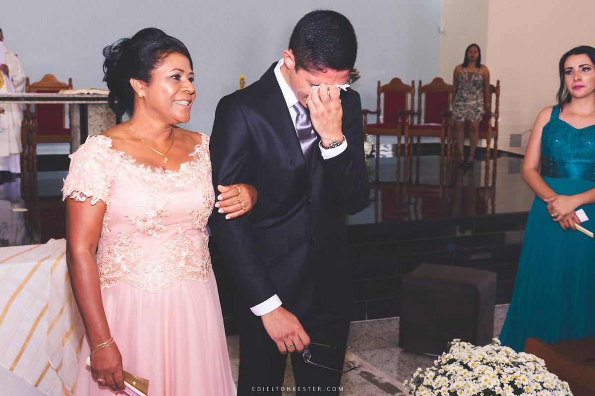 noivo se emociona ao ver a noiva entrando na igreja