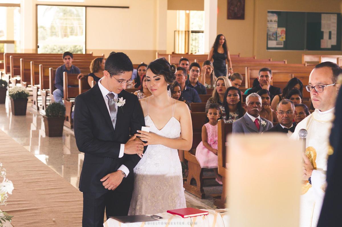 noivos de maos dadas e sentindo um ao outro na cerimonia