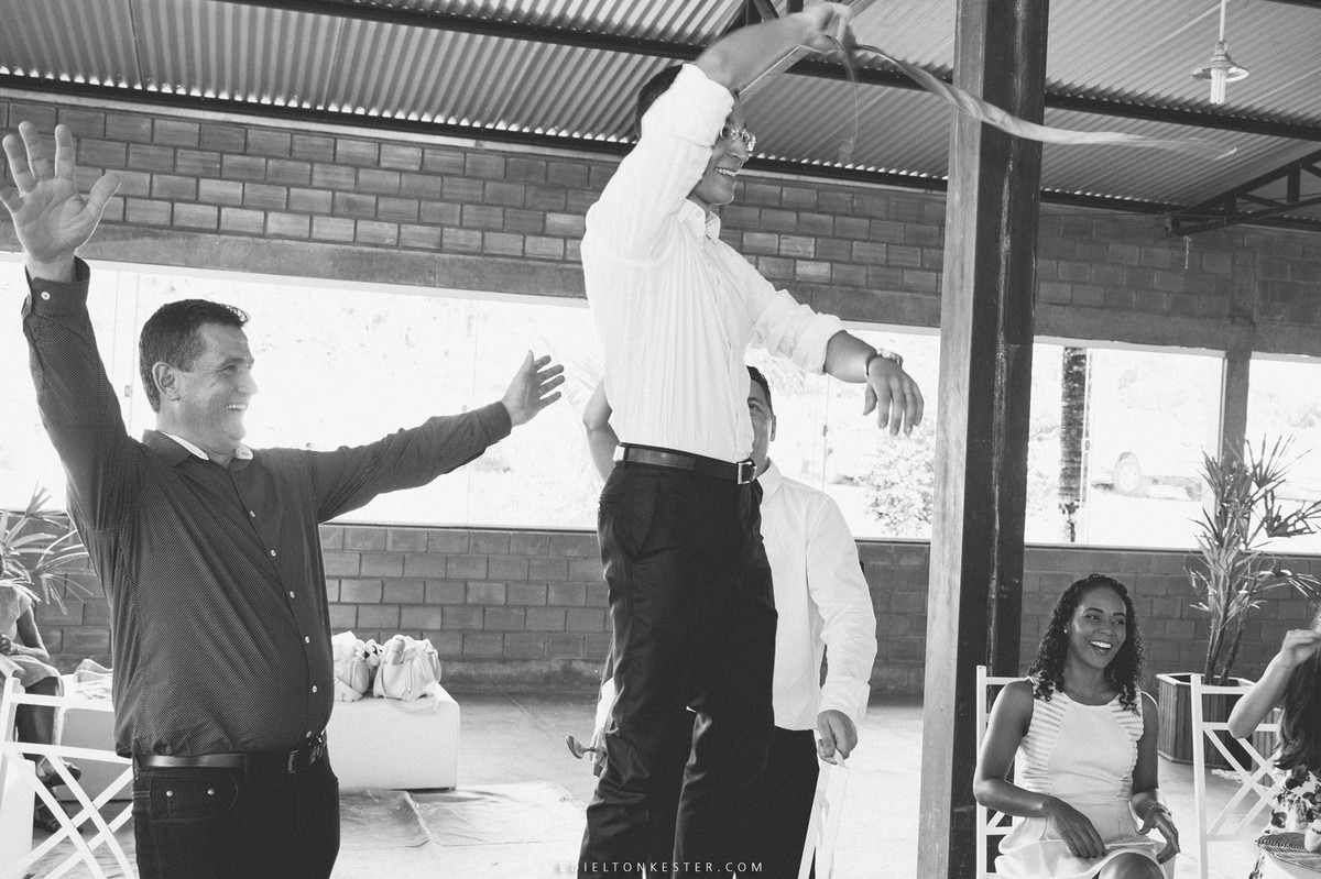 noivo dançando em corte da gravata