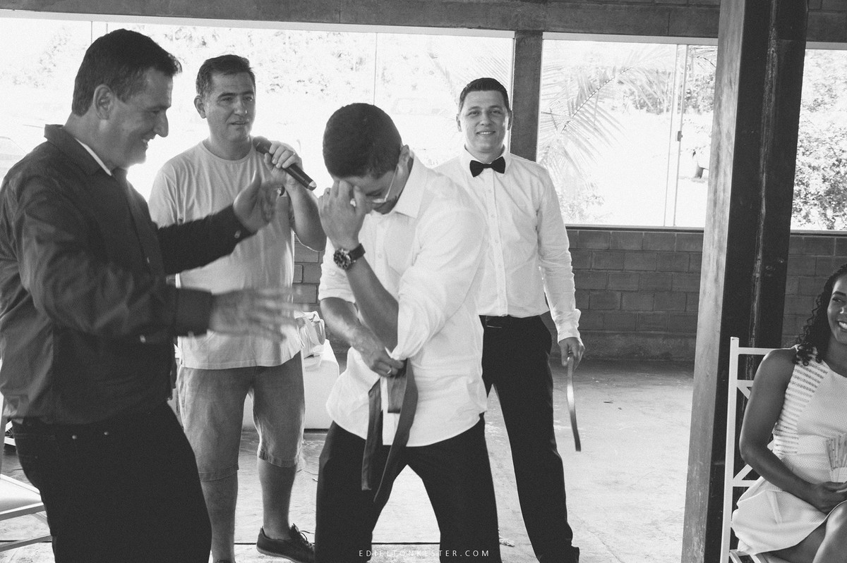 noivo dançando sertanejo em corte da gravata