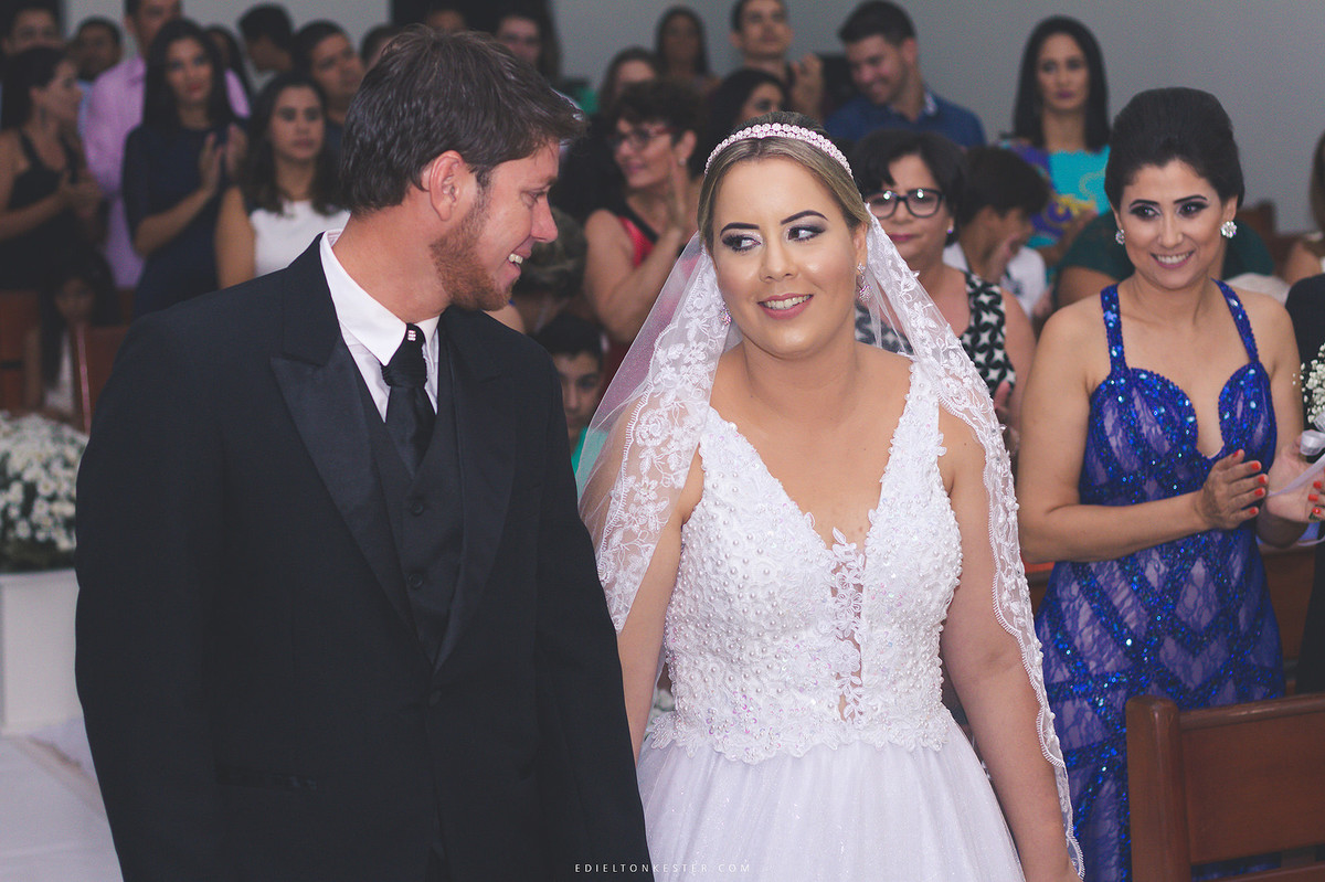 noivos se olhando durante a cerimonia