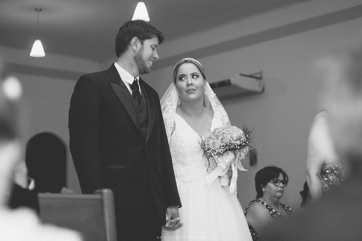 noivos se olhando durante a cerimonia