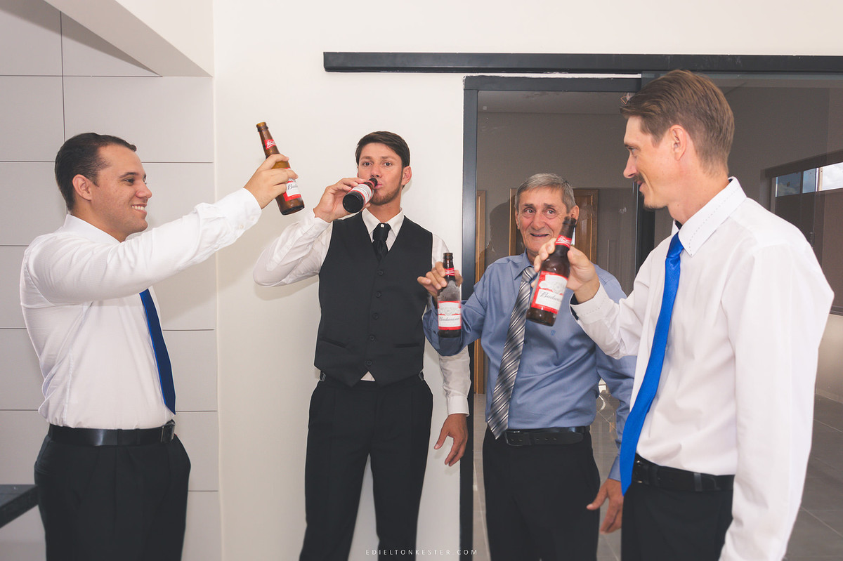 noivo com pai e padrinhos bebendo cerveja no making of