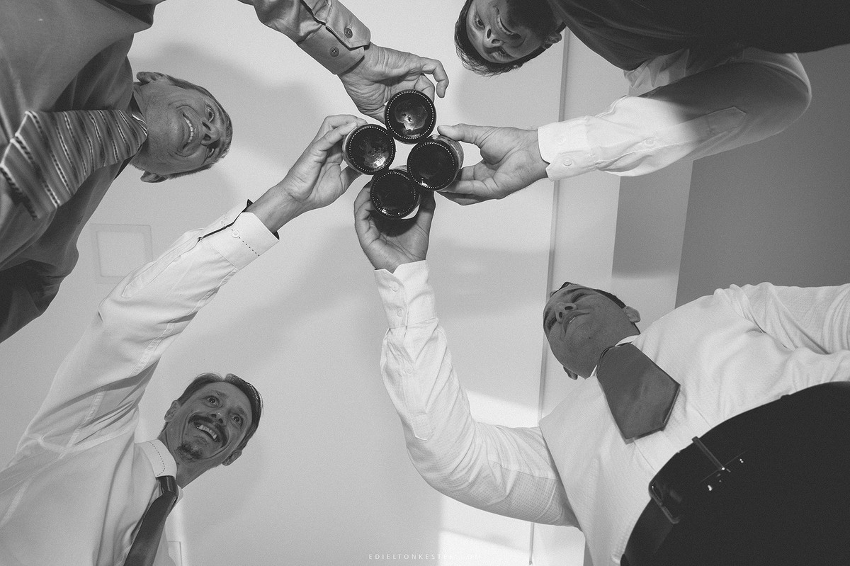 noivo com pai e padrinhos bebendo cerveja no making of