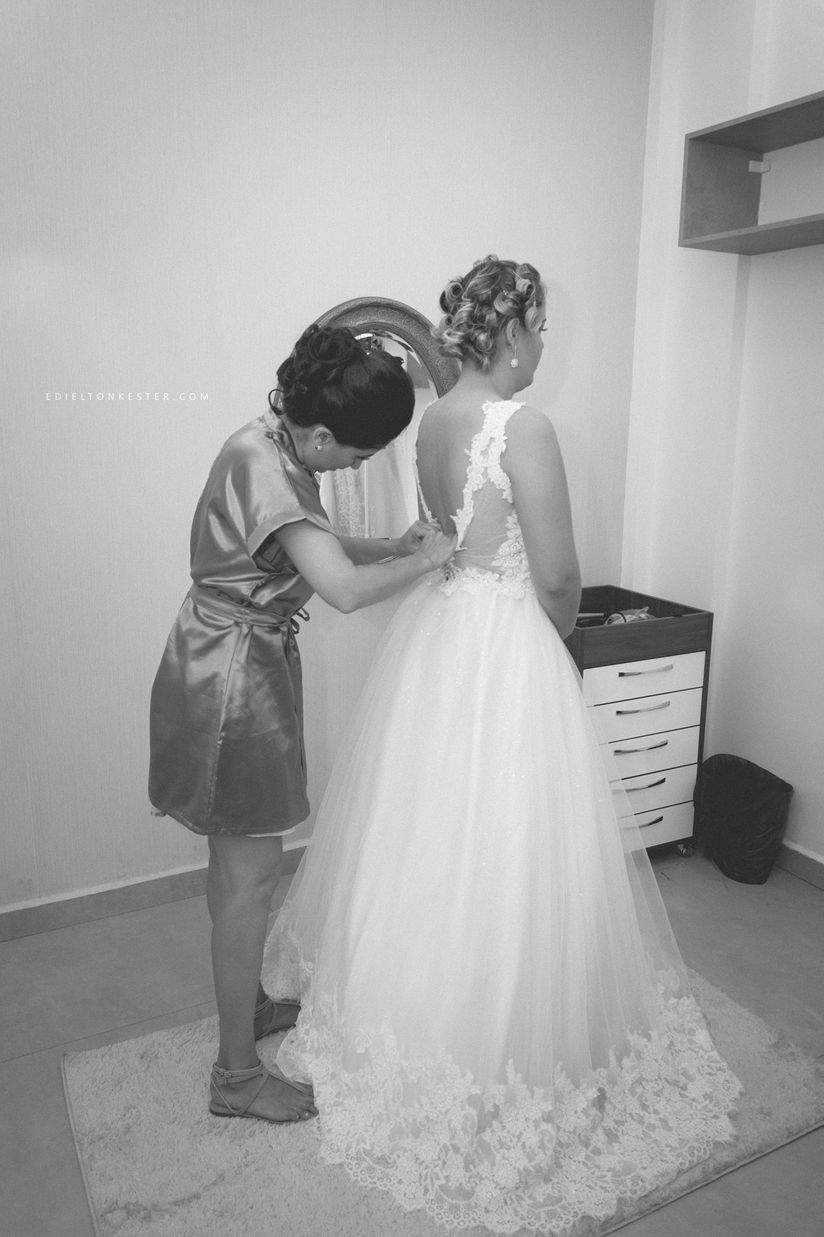 madrinha abotoando vestido da noiva