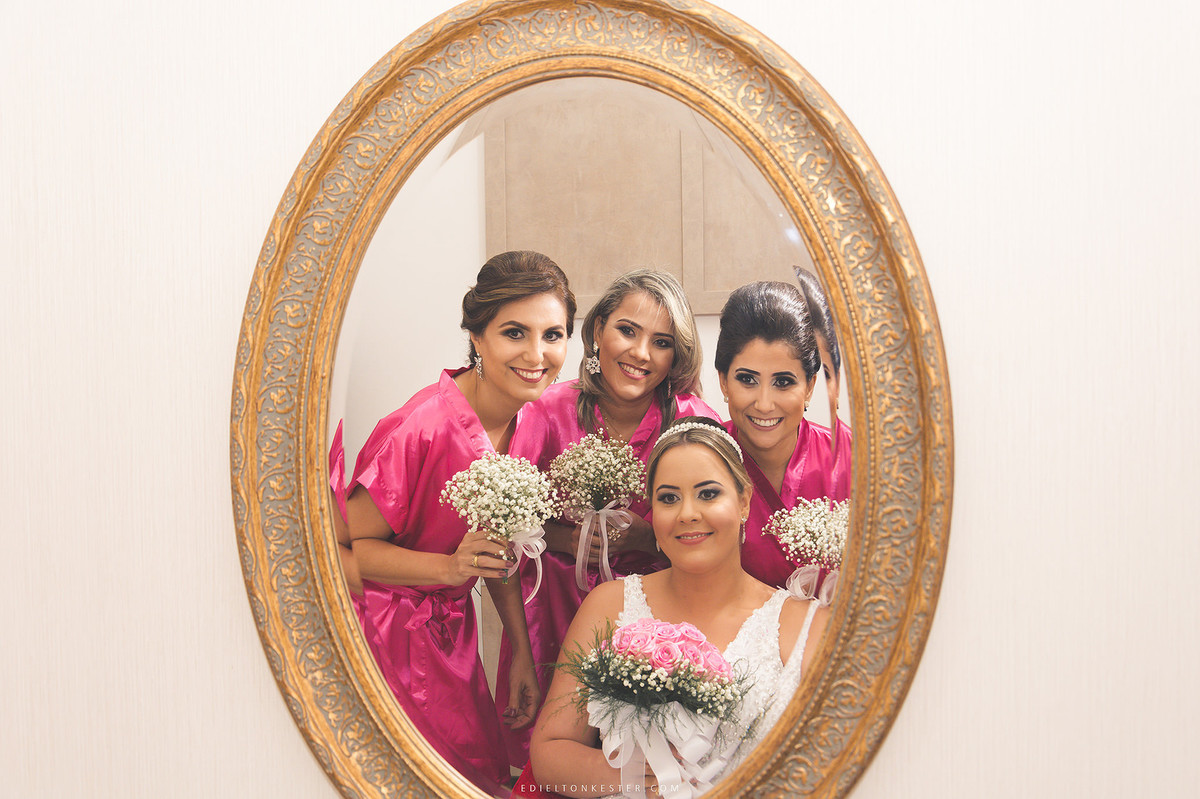 noiva com madrinhas em frente o espelho