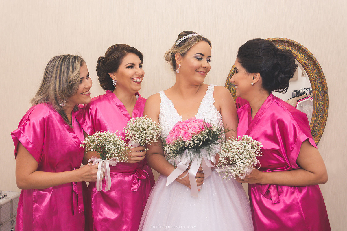 noiva em momento alegre com madrinhas