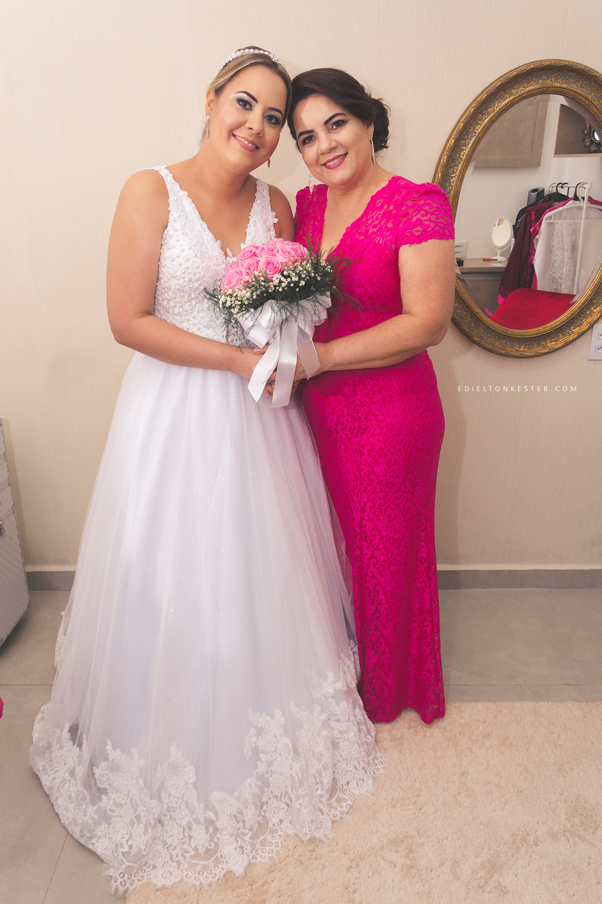 mae com sua mae momentos antes do casamento