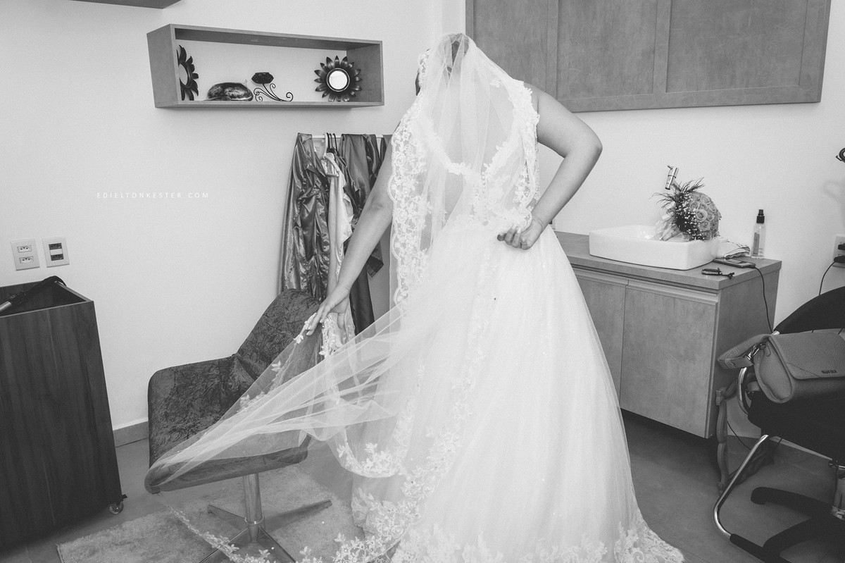 veu da noiva enroscado na cadeira