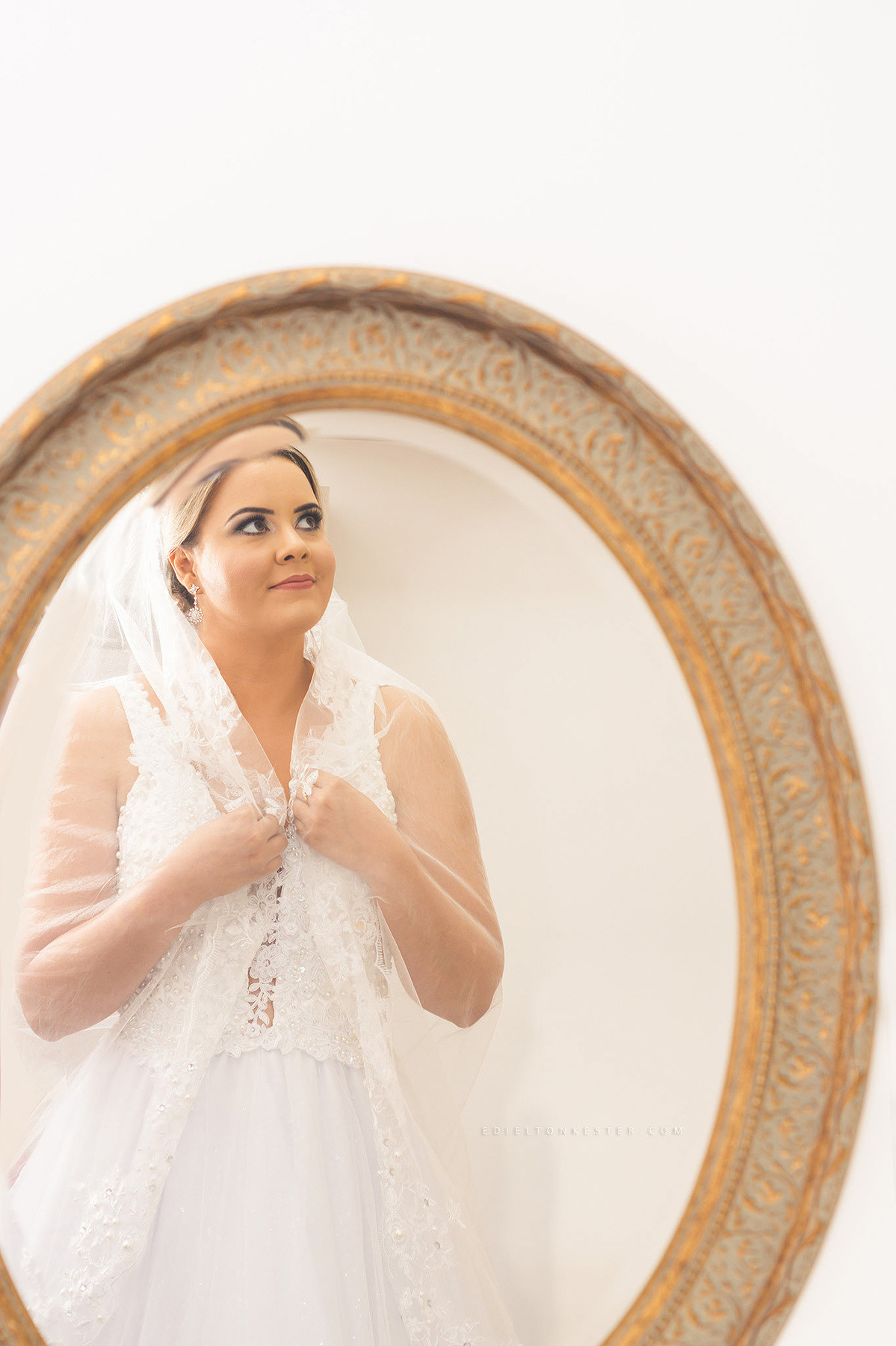 noiva posando para foto em frente ao espelho