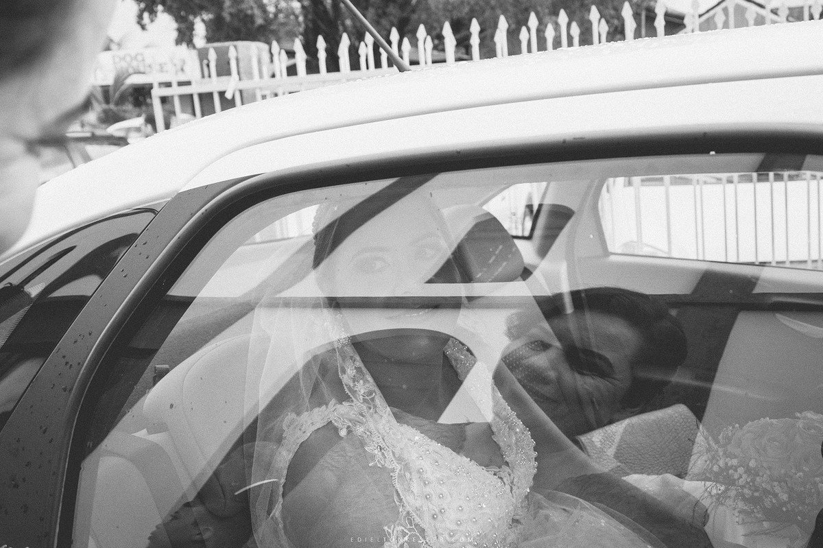 noiva dentro do carro com reflexo da mae no espelho