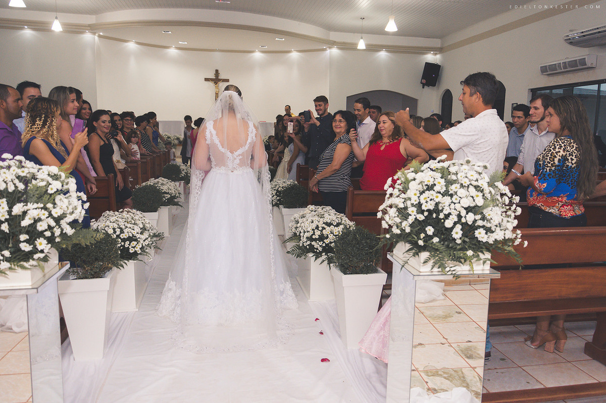 noiva entrando na igreja