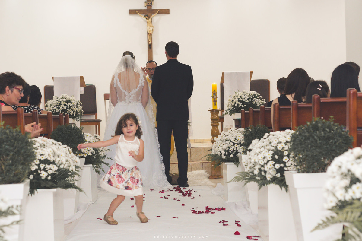 crianca dançando enquanto acontece a cerimonia do casamento