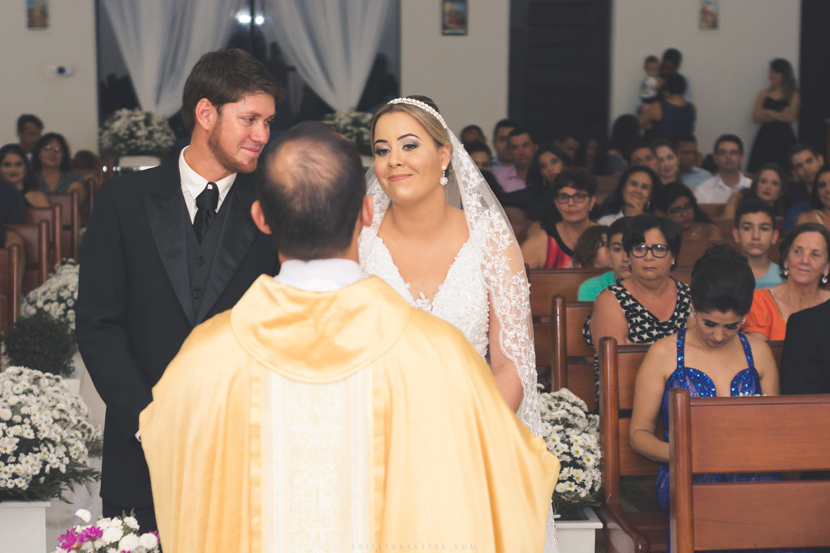 noivos sorrindo durante a cerimonia