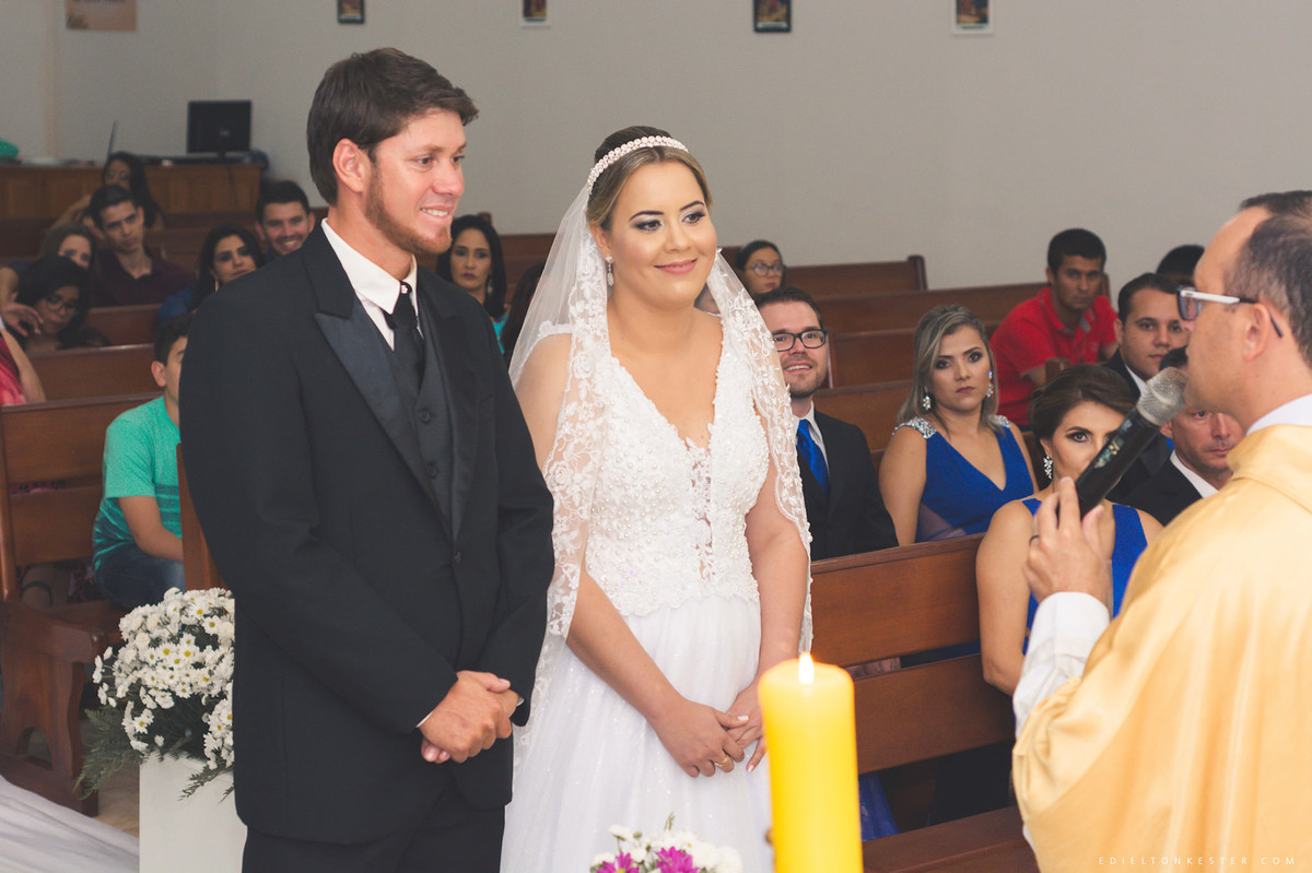 noivos prestando atenção na cerimonia