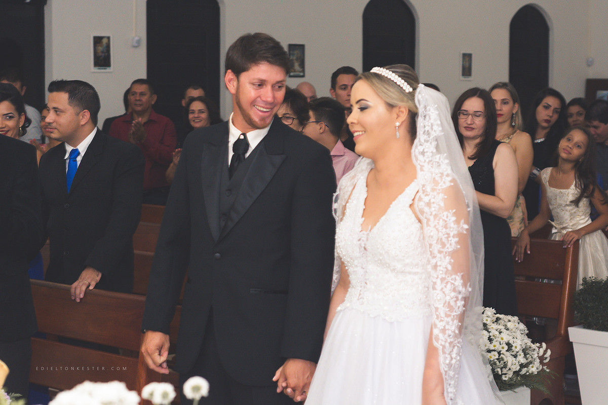 noivos sorrindo no casamento