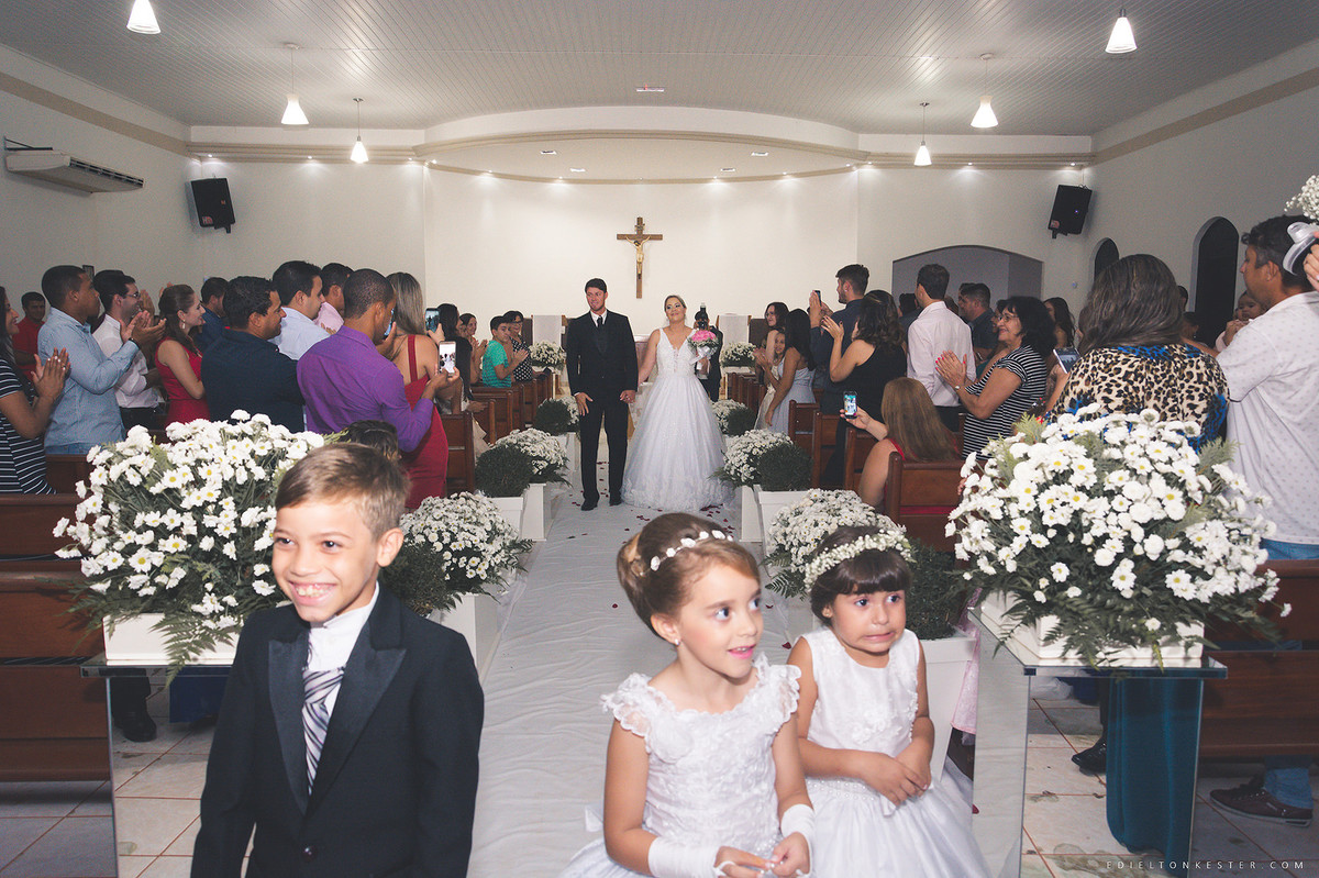 saida dos noivos com crianças sorrindo