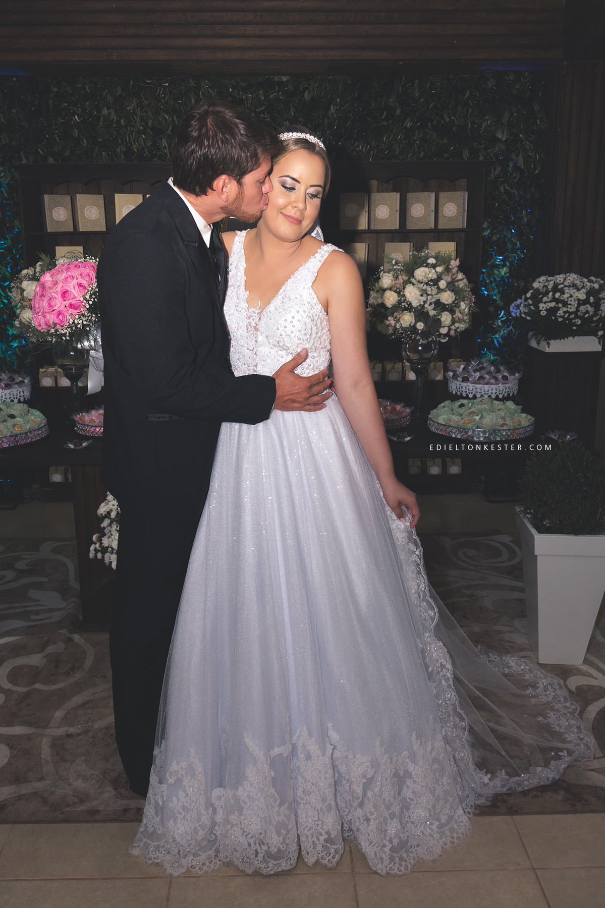 noivos posando para foto