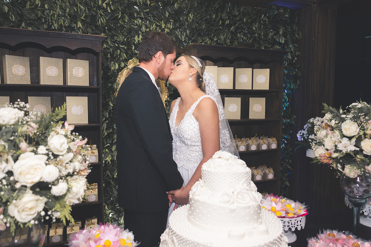 noivos no casamento na mesa do bolo
